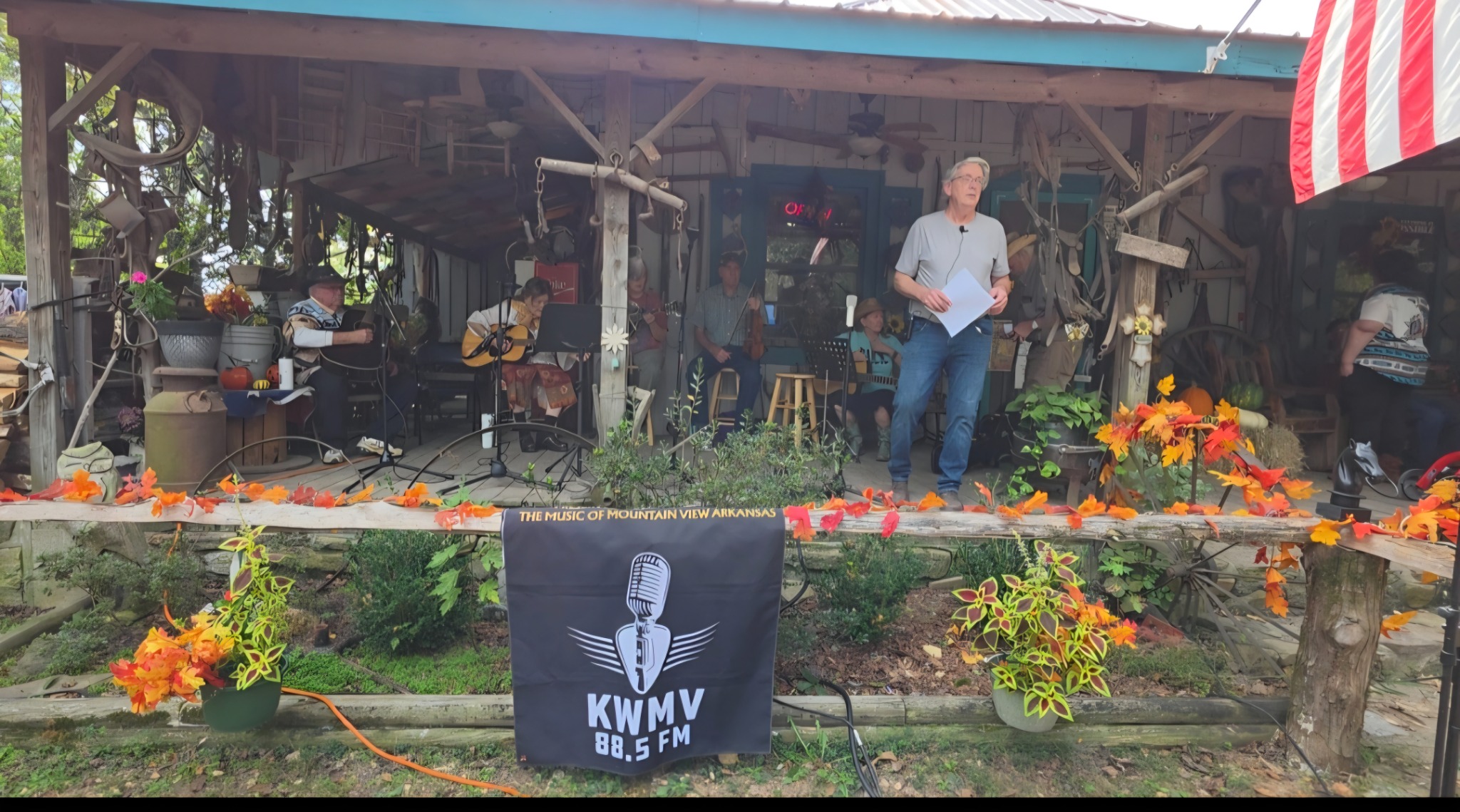 Al Timberlane addresses the Front Porch Jam gathering.